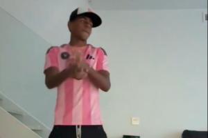 Kaiyuan-致敬？亚马尔社媒晒视频跳尬舞，身穿梅西的迈阿密国际球衣